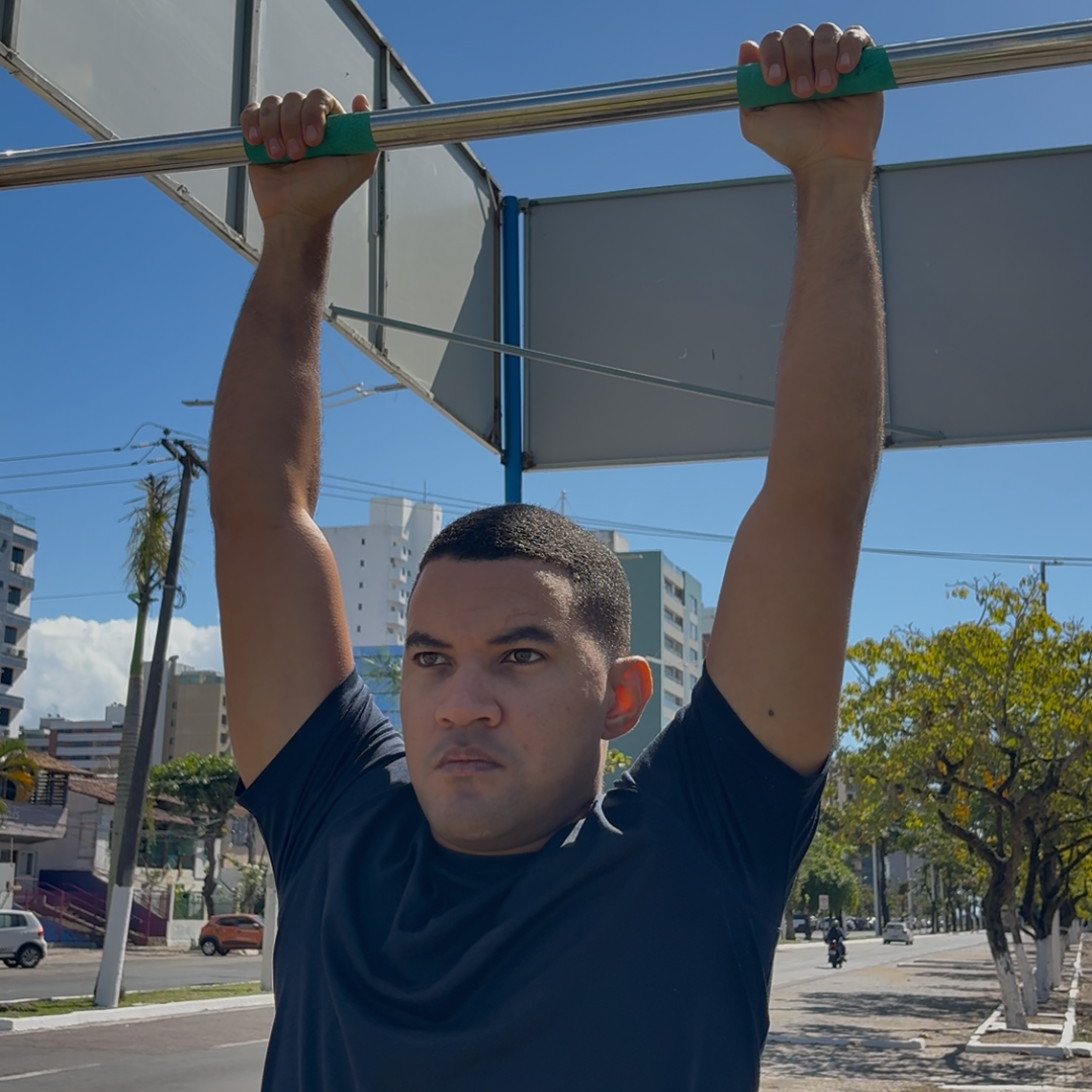 Hugo treinando na barra fixa